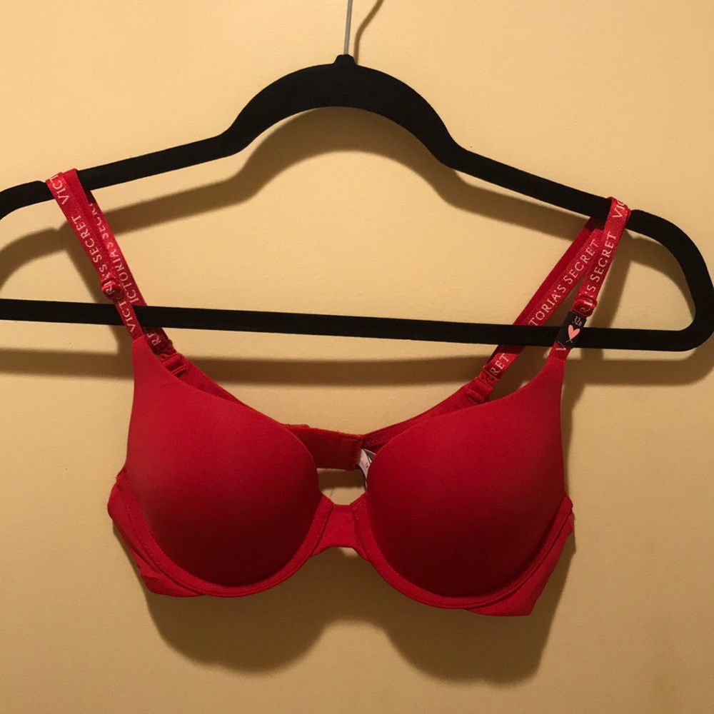I am selling a Victoria’s Secret size 30 to be red bra it is beautiful